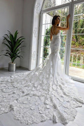 Vestido de novia elegante de corte sirena, sin mangas y con tirantes finos y cola capilla